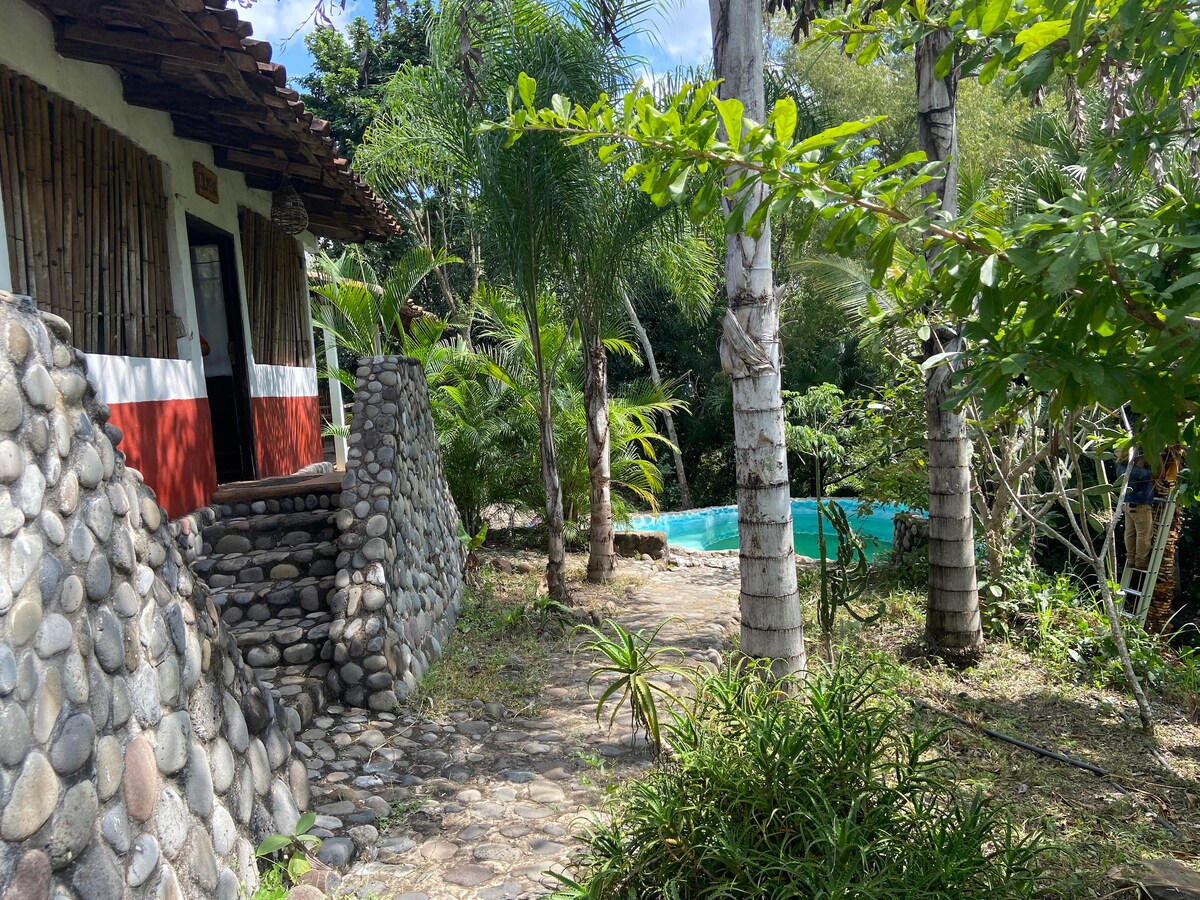 Cabaña para 10 a 12 huéspedes frente a alberca