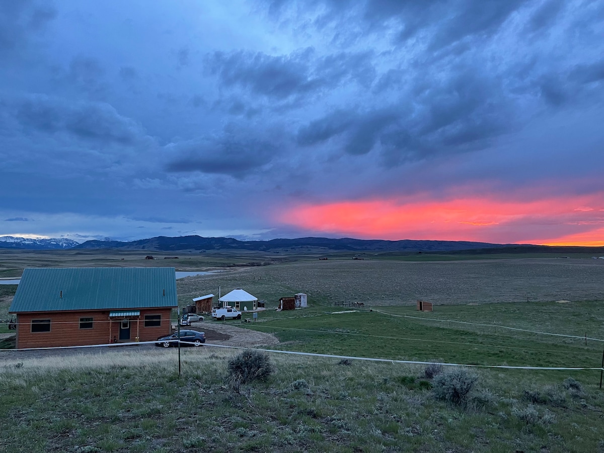 蒙大拿牧场房屋，壮丽的山日落景观