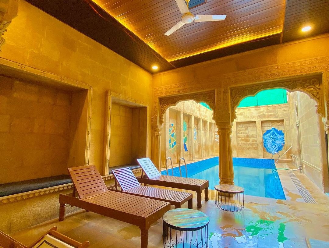 带泳池和屋顶露台的豪华Rajasthani客房