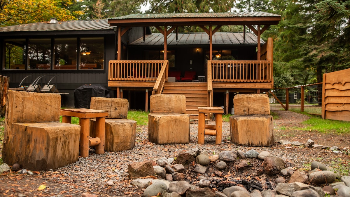 Cabin on the river- Covered Deck/Hot Tub