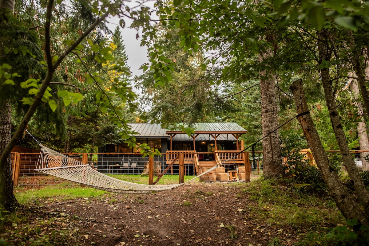 Cabin on the river- Covered Deck/Hot Tub