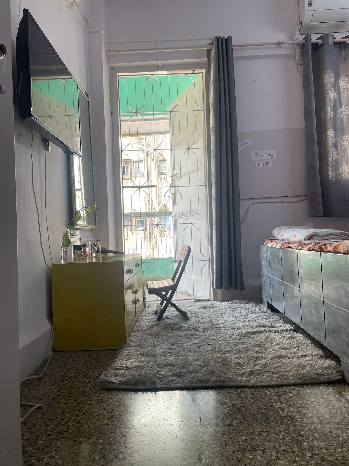 Cute 1bhk apartment ,Lokhandwala market,Andheri.w