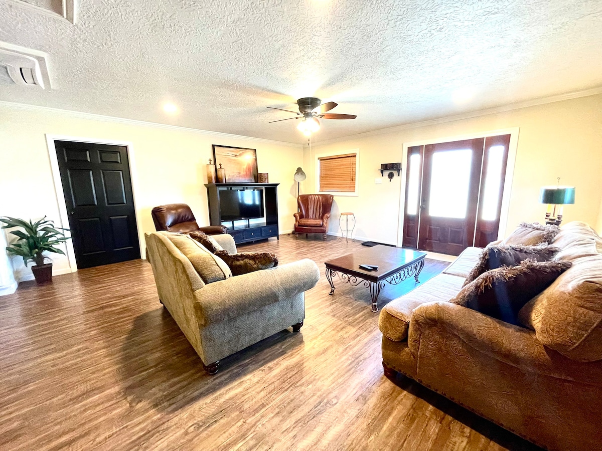 Open layout apartment in PeRfEcT Lake Charles area