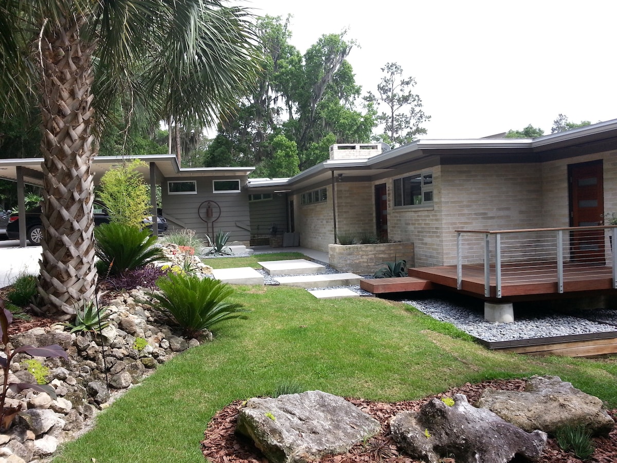 Mid-Century City-Center Retreat with infinity pool