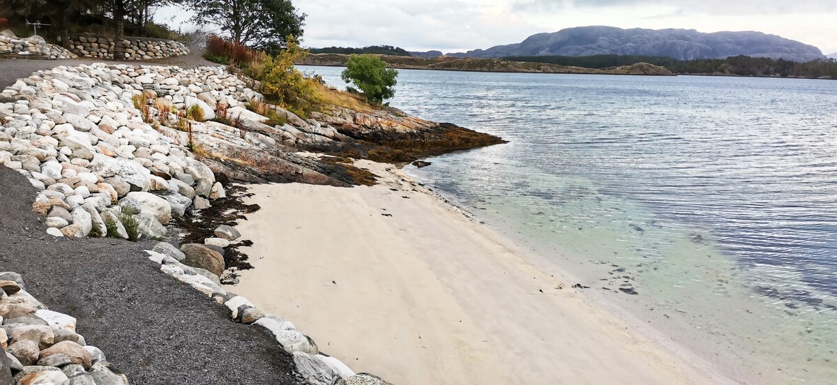 Rorbu med egen kai ved strand