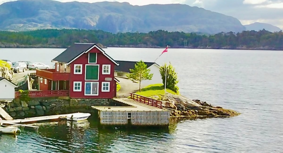 Rorbu med egen kai ved strand