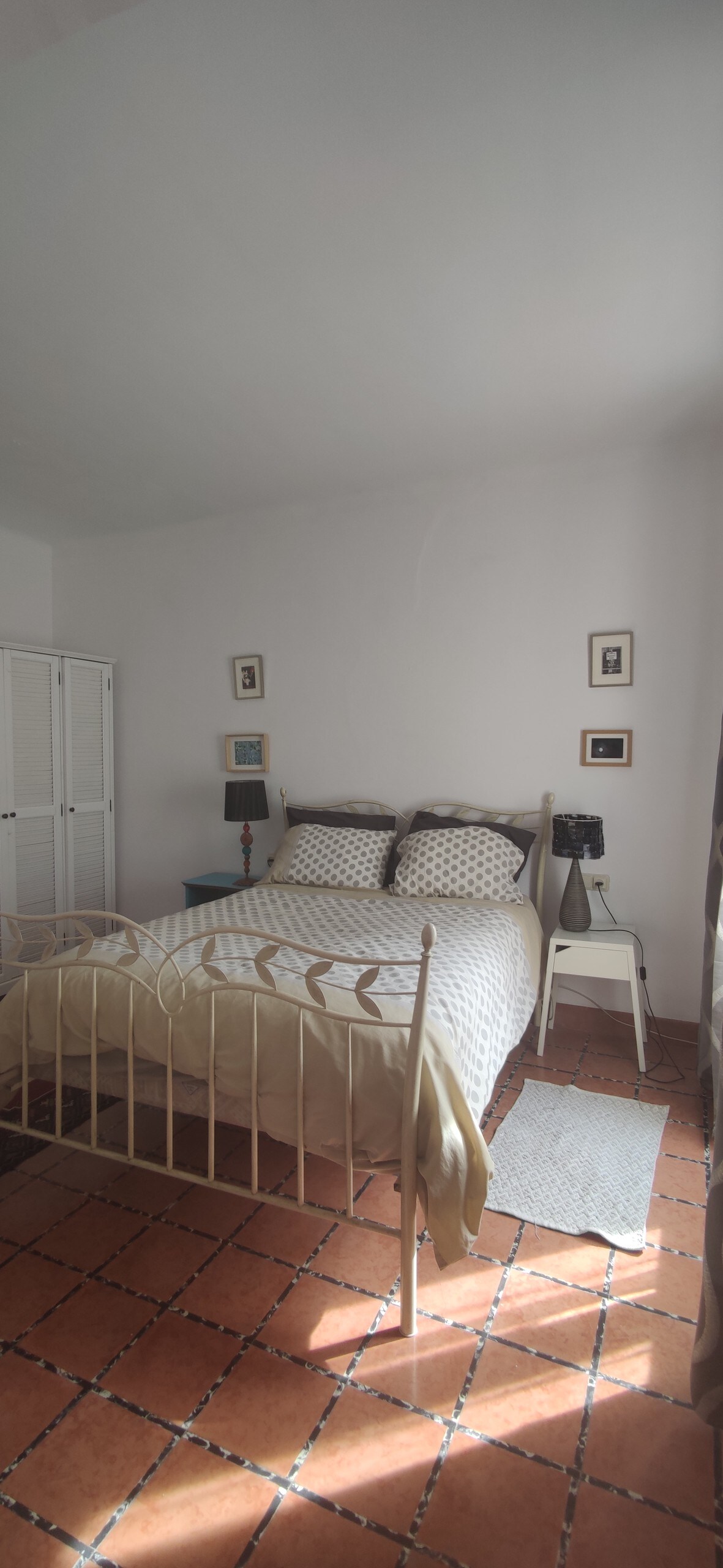 Heating, air con, comfy bedroom, central Figueres.
