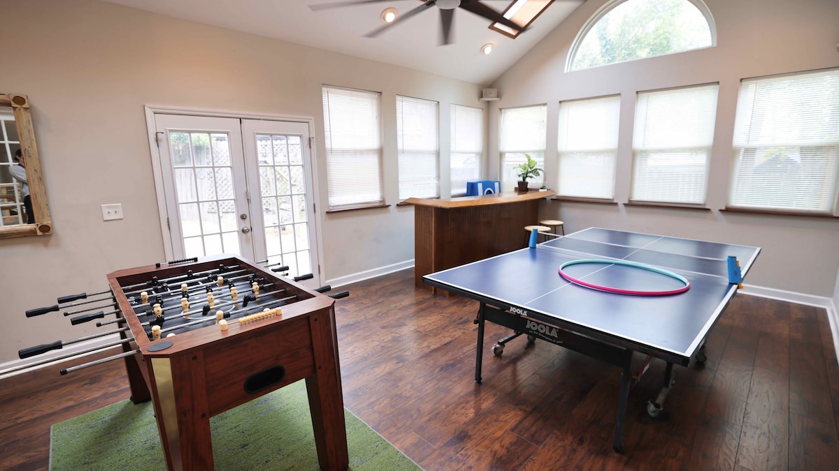 Fort Estate: Spacious Custom Home + Ping Pong!