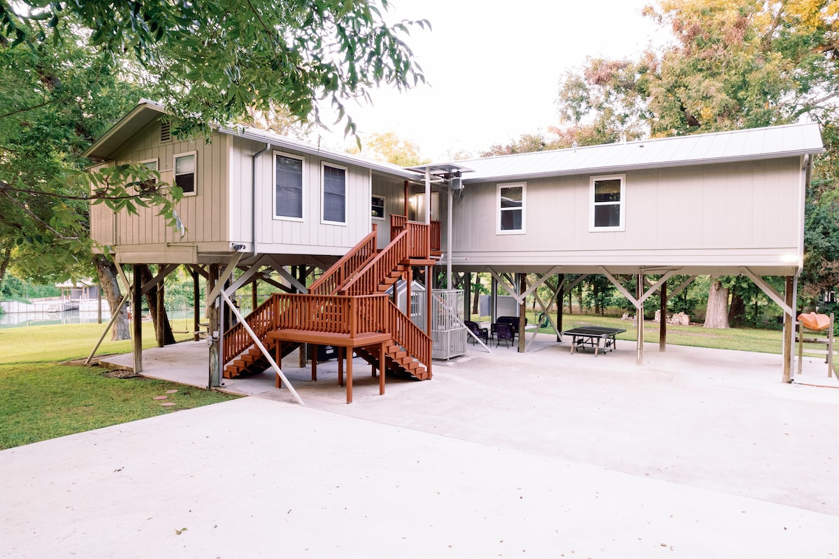 Family Friendly Riverfront Home on Guadalupe.