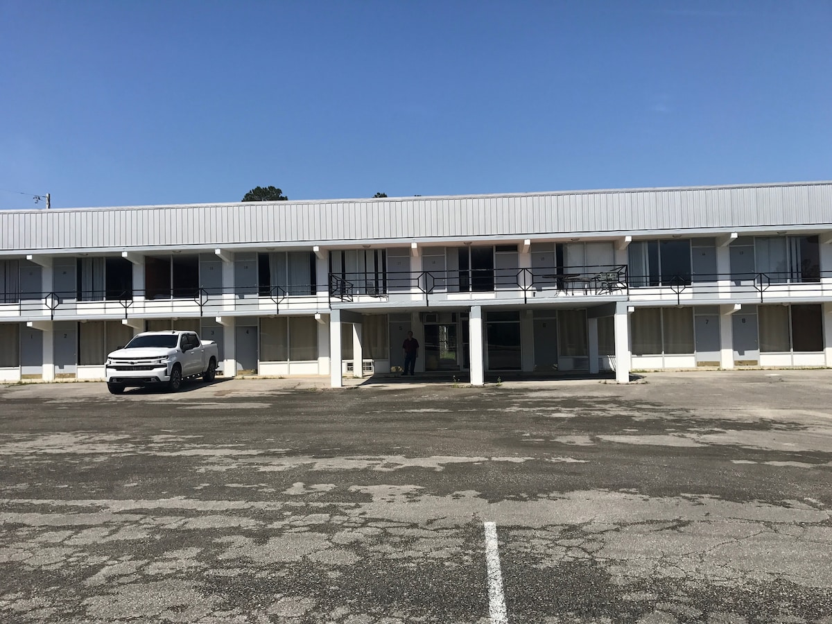 Quiet, peaceful motel next to Rough River Dam.