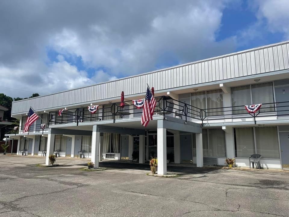 Quiet, peaceful motel next to Rough River Dam.