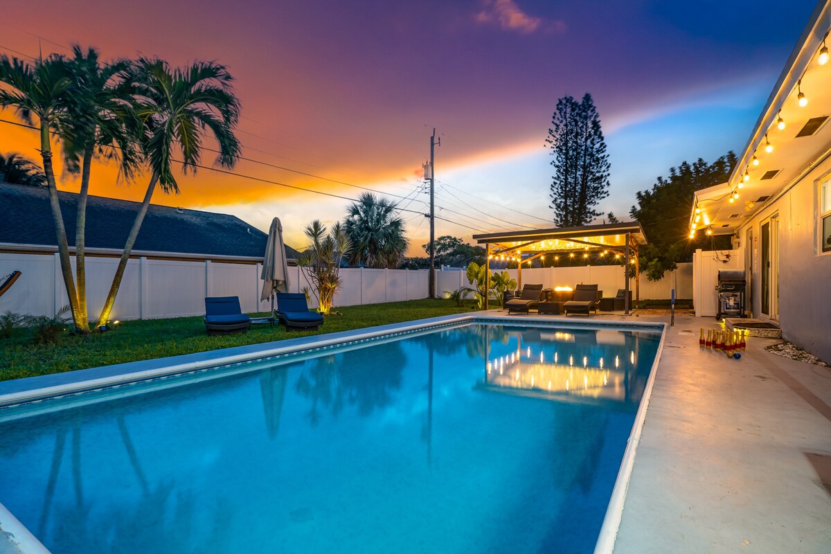 Big saltwater pool house close to beach & the Ave