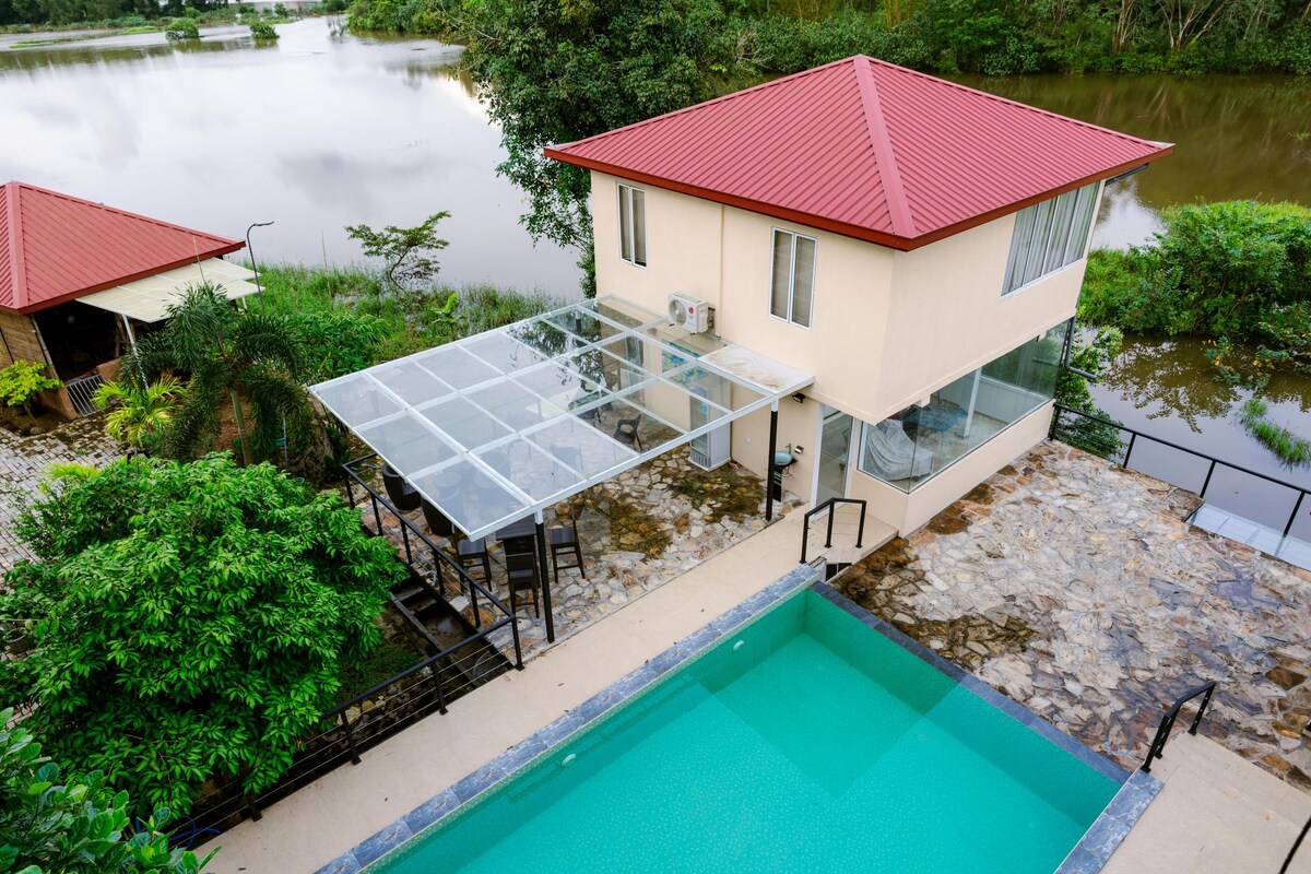 Savenndra Resorts with a pool