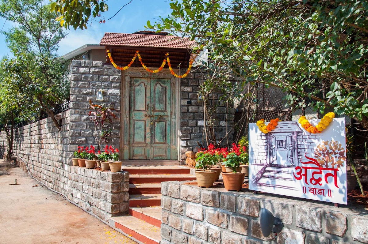 Heritage room with balcony for two - Mahabaleshwar