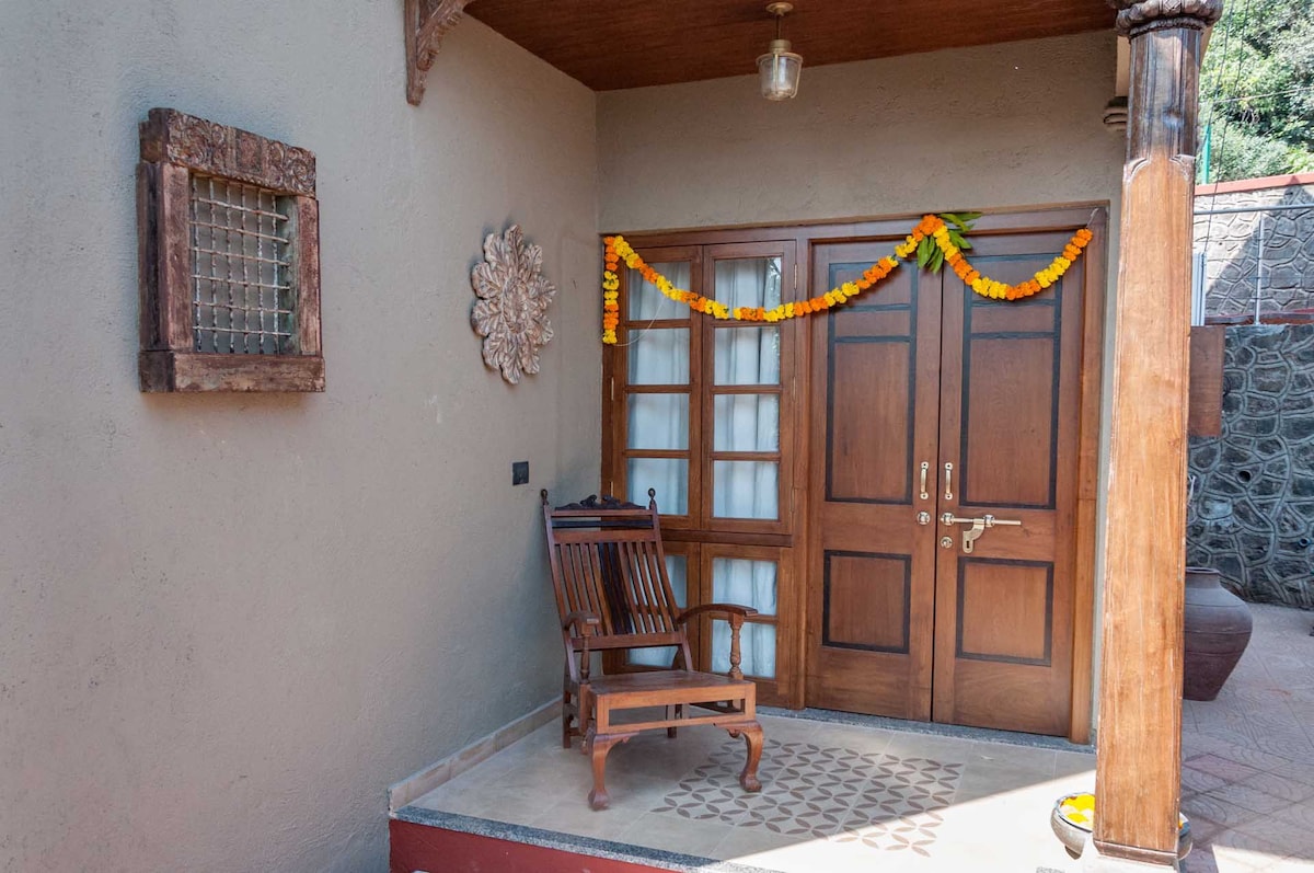 带双人阳台的传统房间- Mahabaleshwar