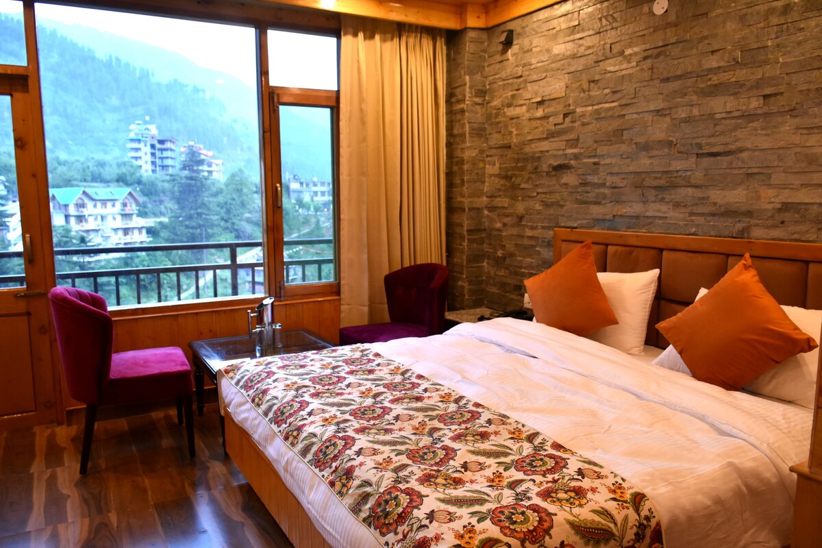 7 Bed-room Hotel in the lap of mountains.