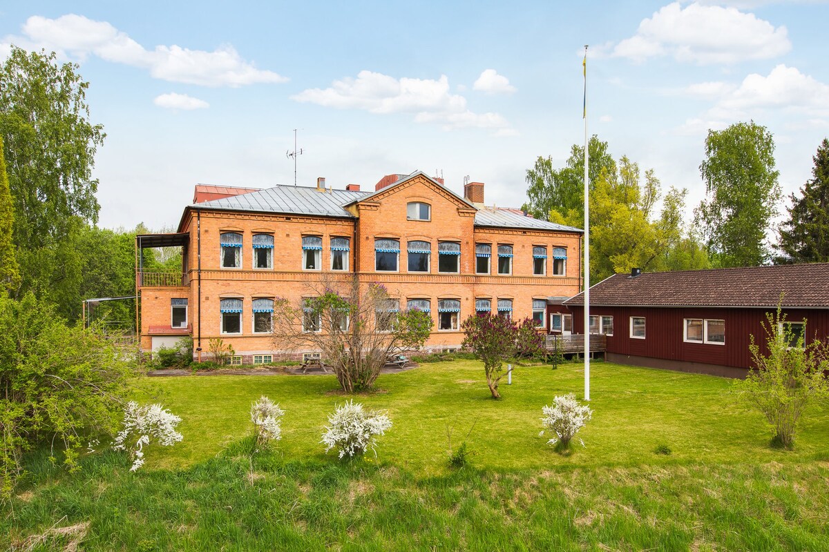 Korridorrum med gemensamt badrum.