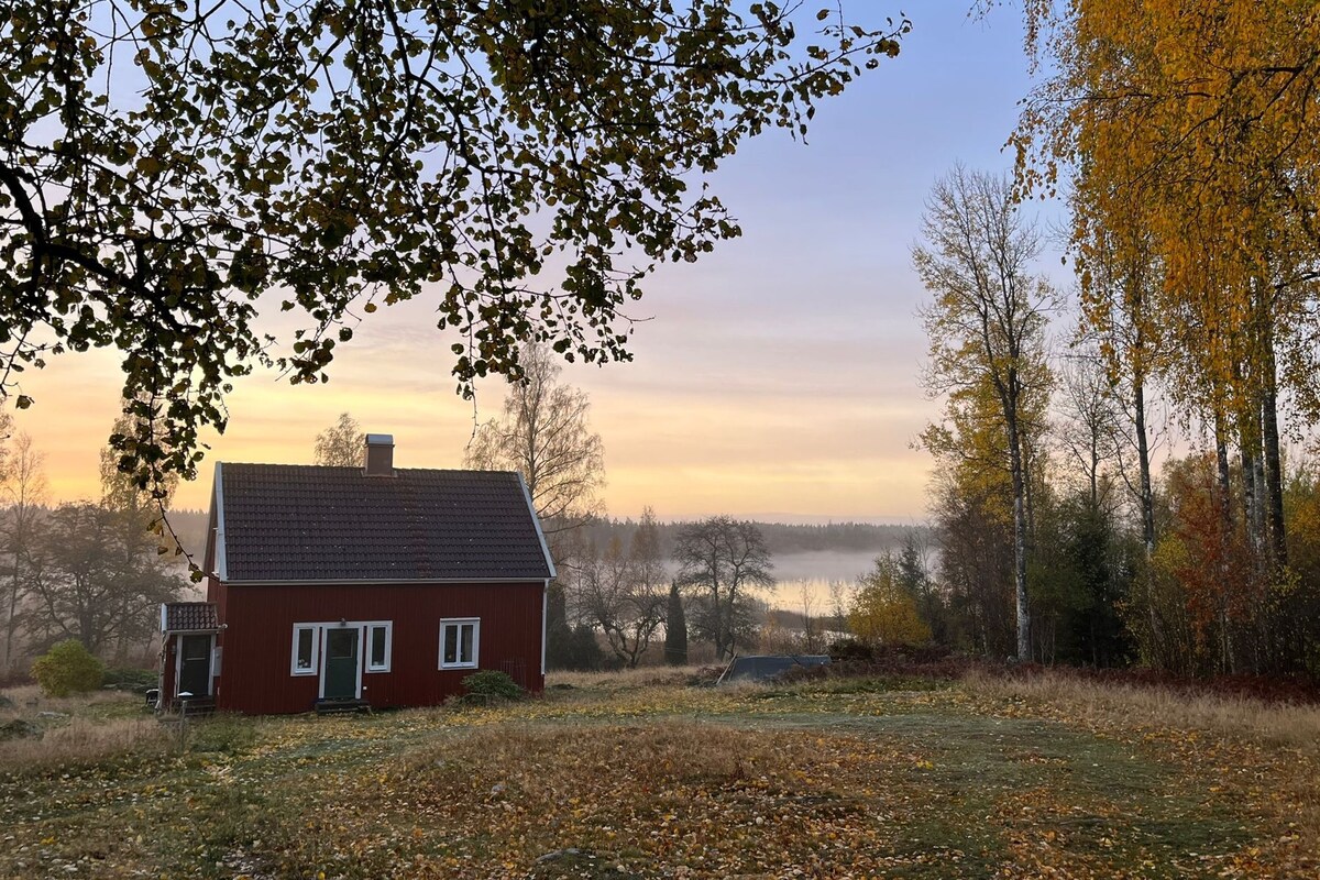 Naturskönt boende med båt och vedeldad kamin