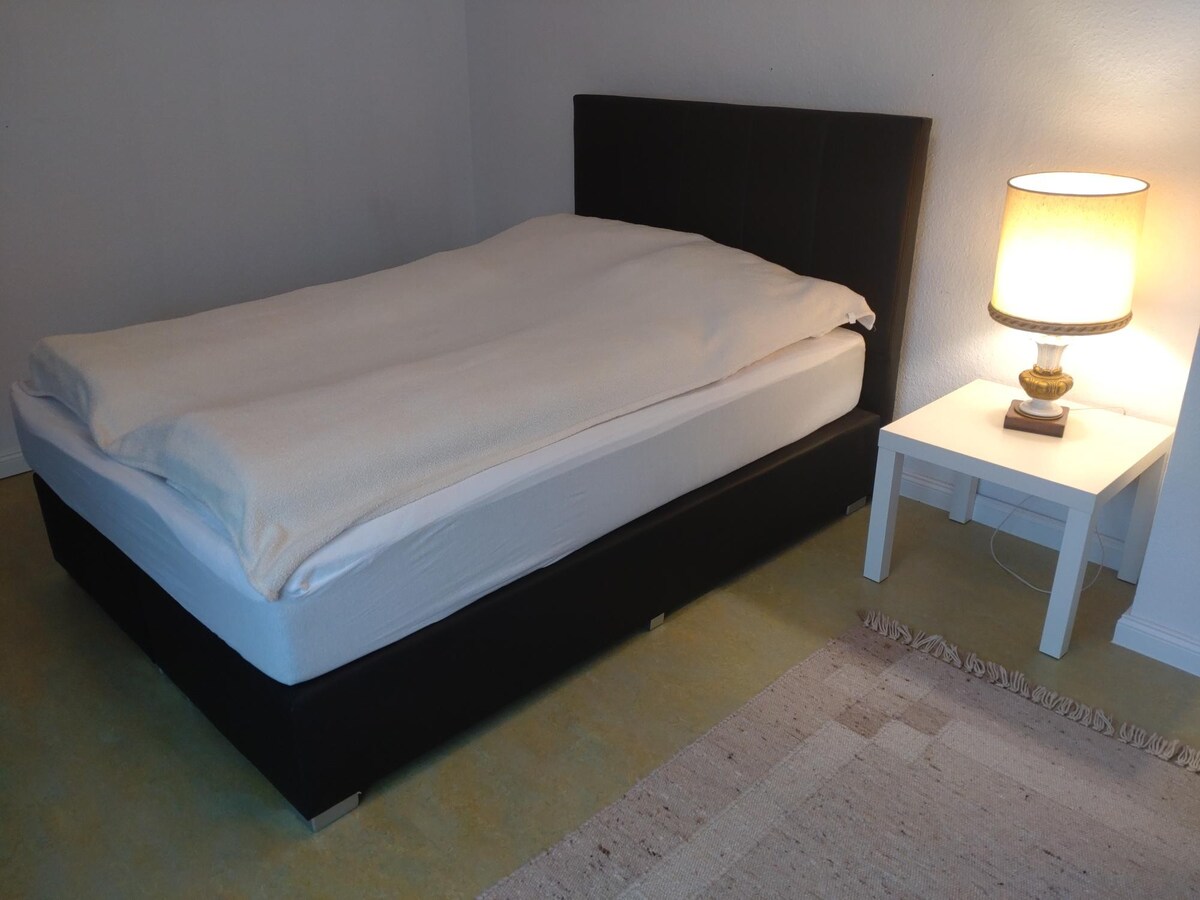 安静、宽敞的房间，配备
弹簧床140厘米