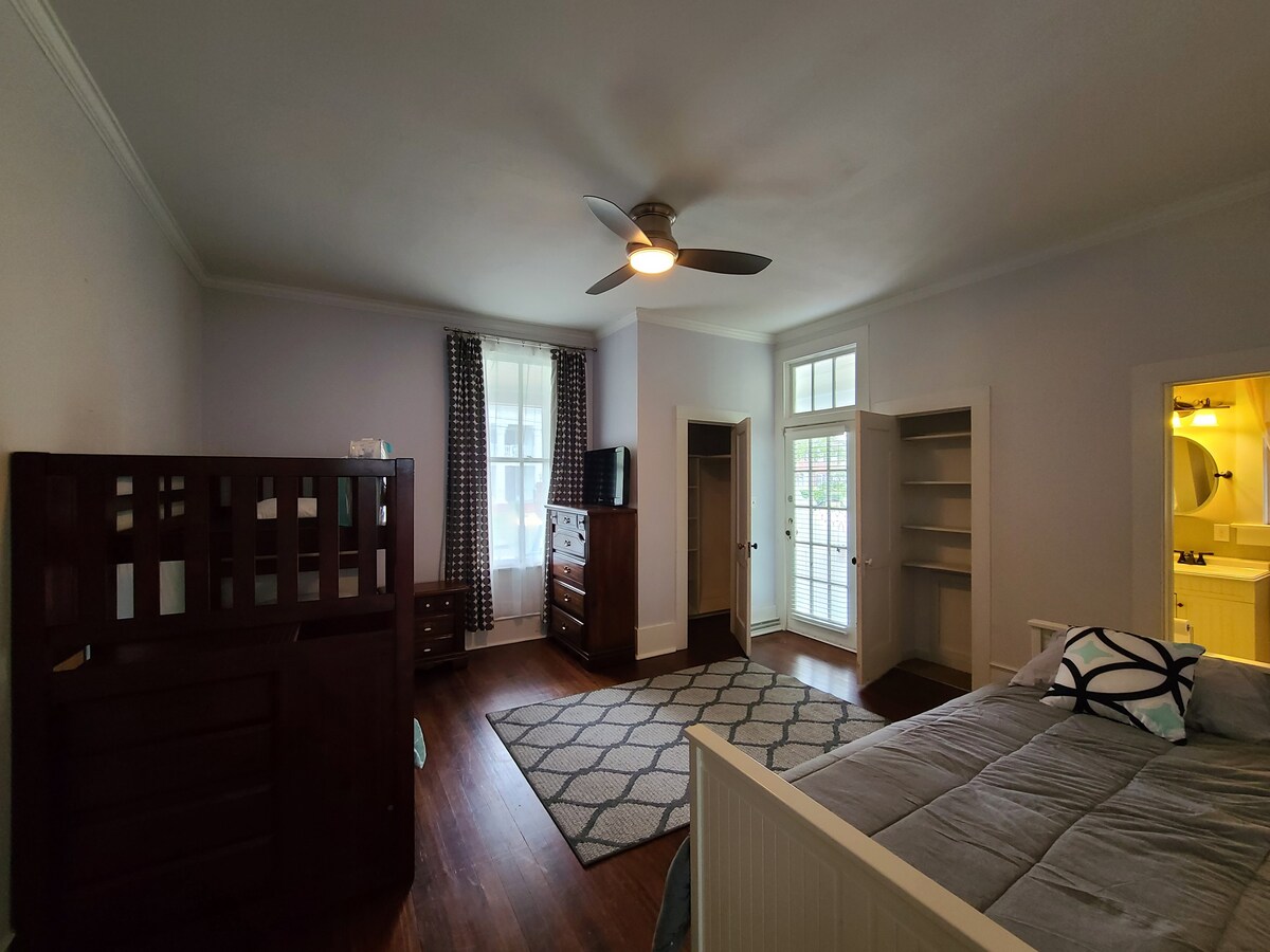 2 bed/1 bath in historic beautiful downtown home