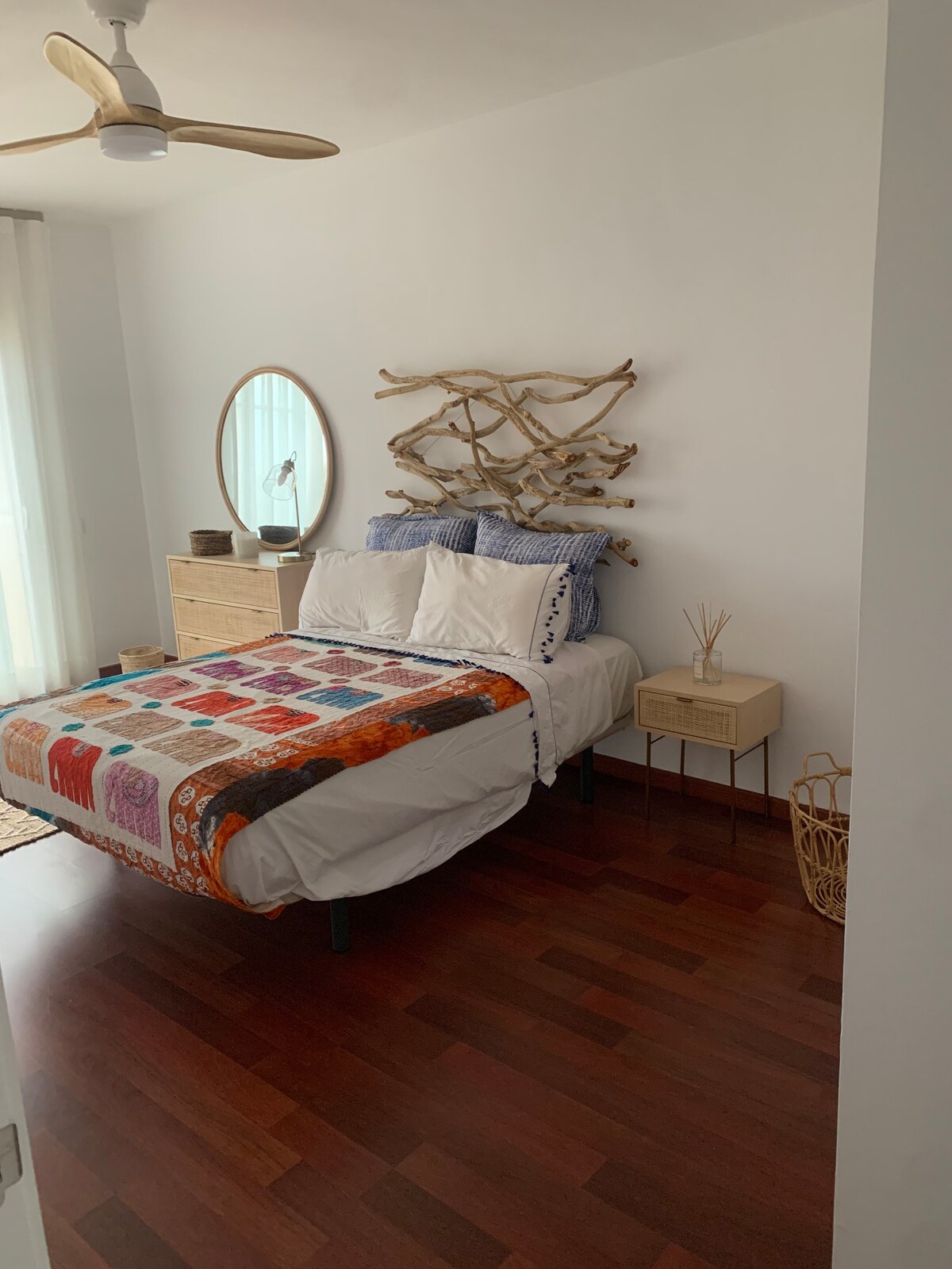 Habitación con baño privado en casa adosada