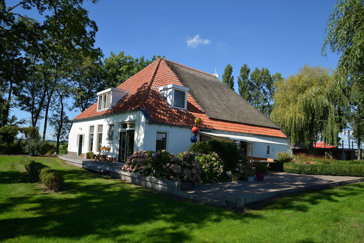 Unieke woonboerderij aan water