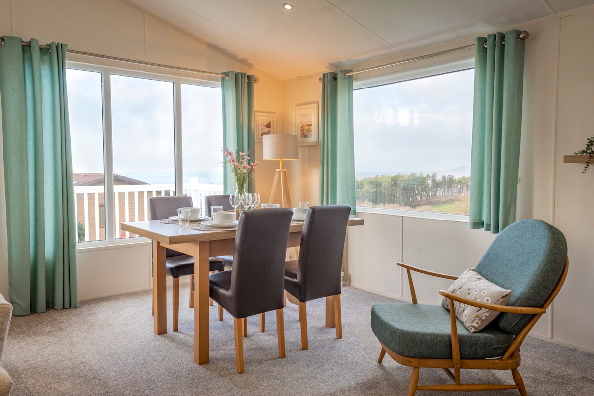 Bay View Lodge Brynowen, a perfect Holiday retreat