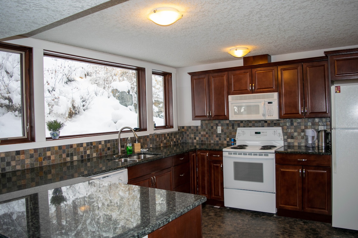Bright suite walking distance to ski hill
