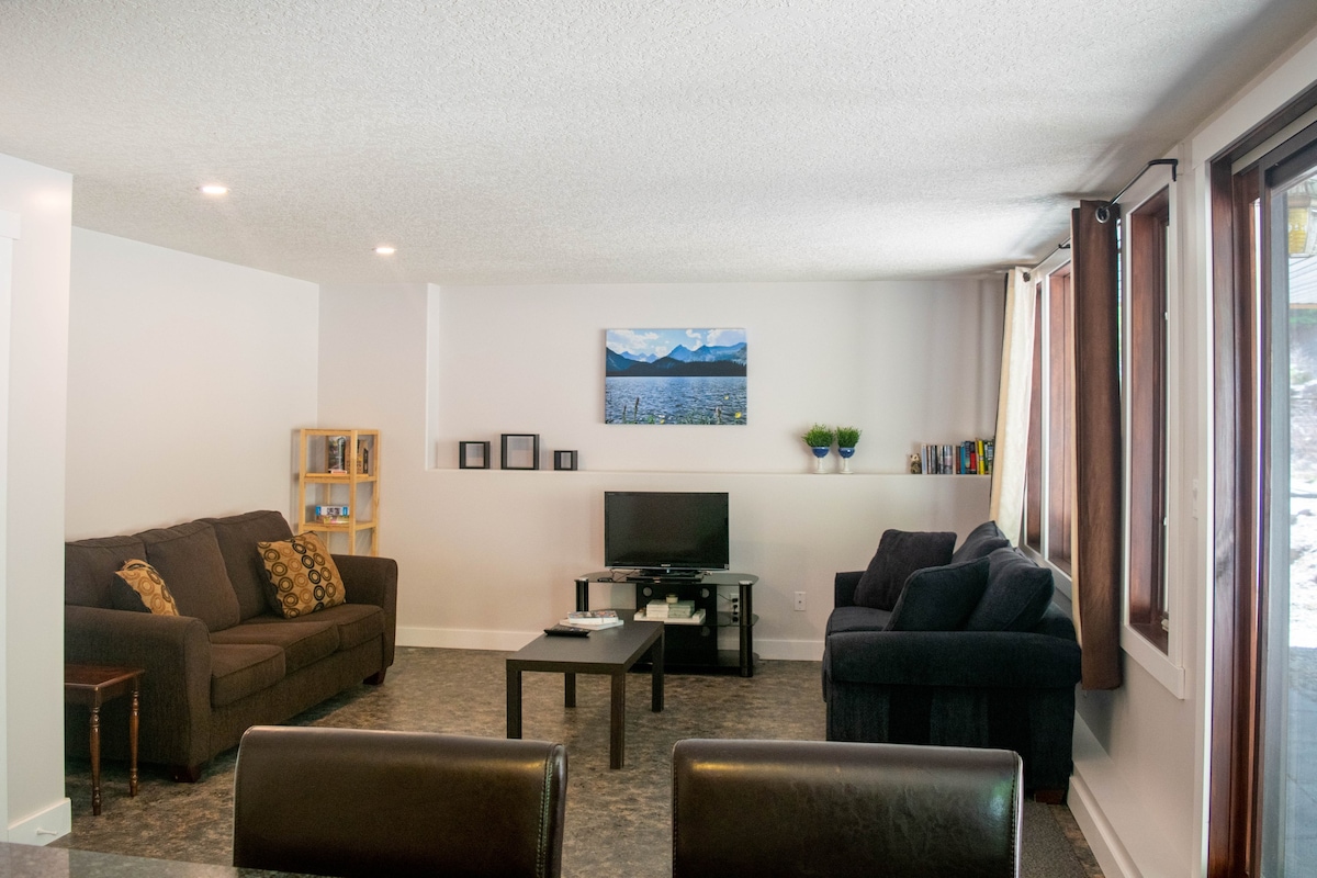 Bright suite walking distance to ski hill