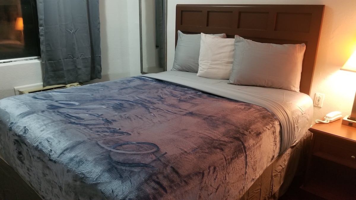 206 OSU King Bed Hotel Room Sateen Sheets
