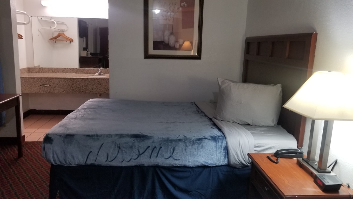 104 OSU King Bed Room Hotel Wi-Fi Hot Tub