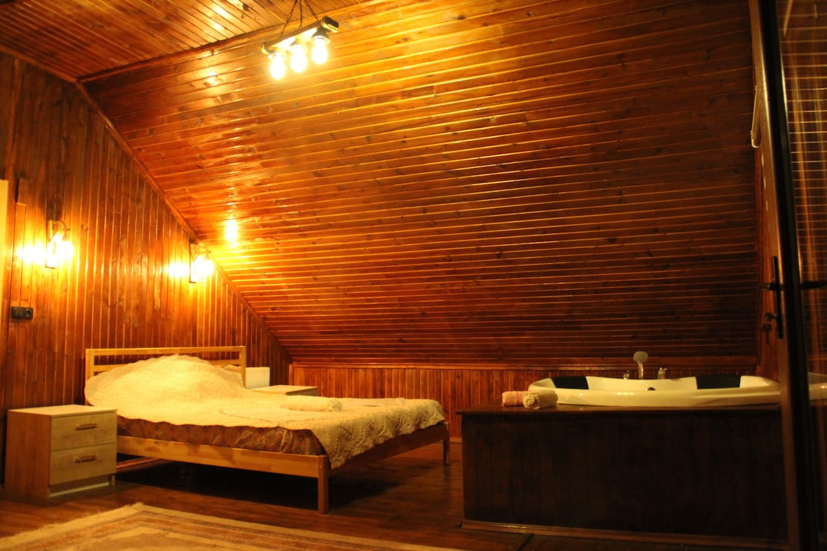带按摩浴缸的度假木屋，为您提供泳池