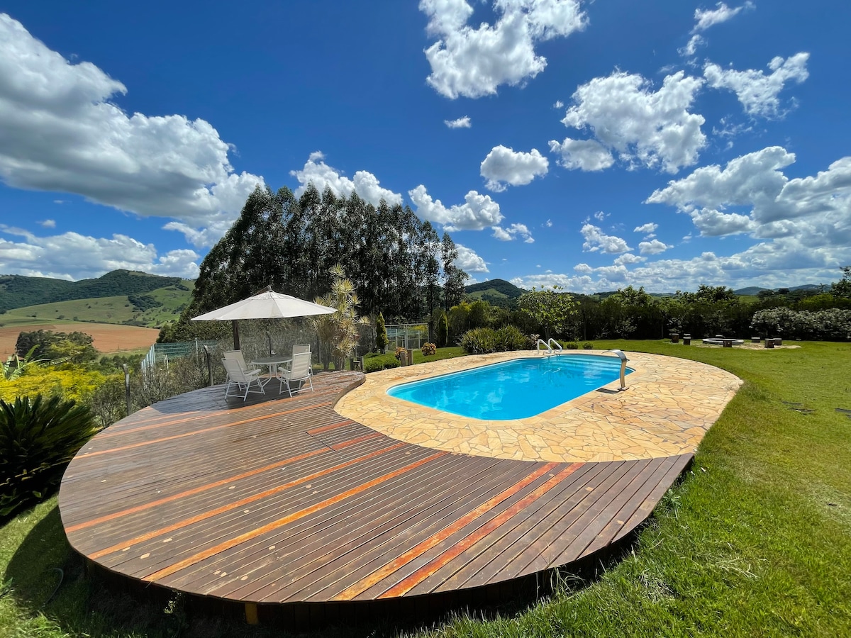 Casa de campo com piscina e churrasqueira