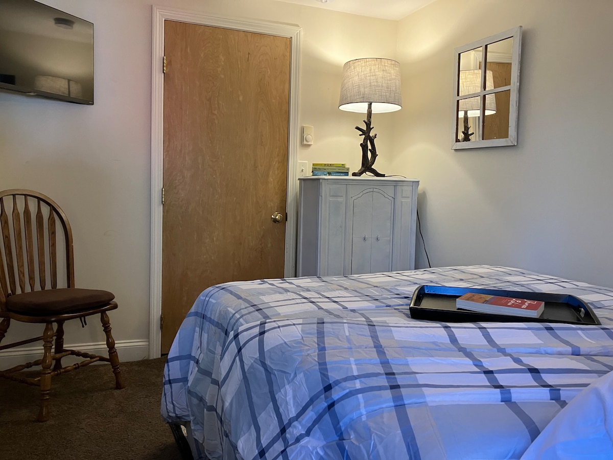 Cozy Newmarket Escape! Wine & WiFi! Self Check-In!