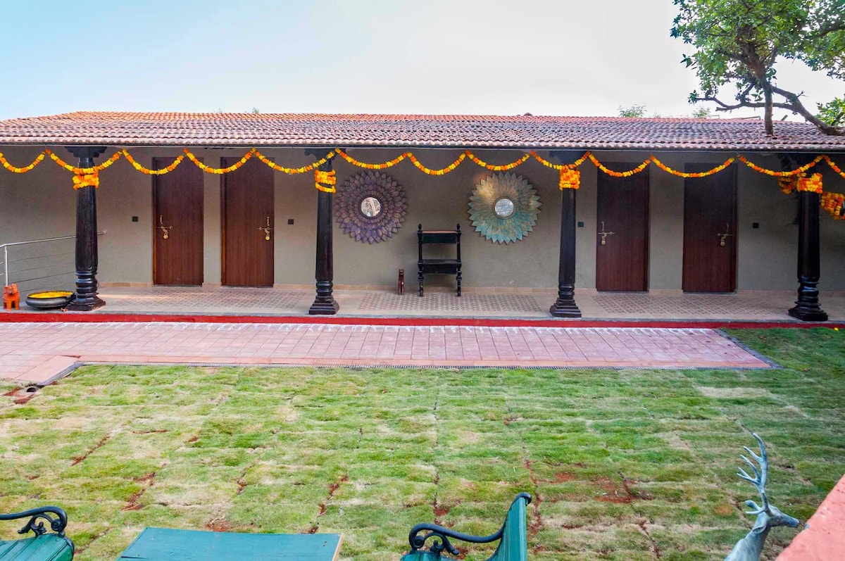 Heritage room with balcony for two - Mahabaleshwar