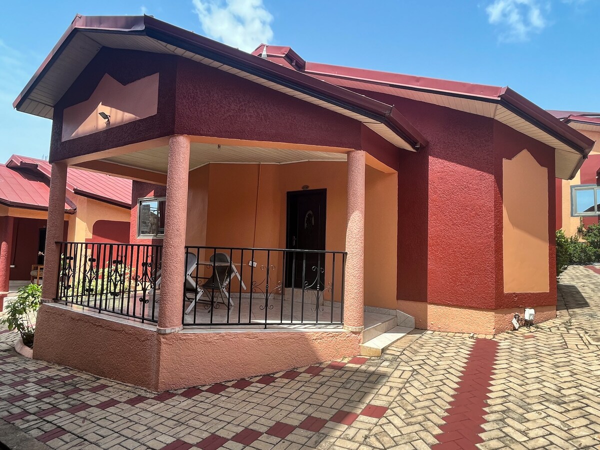 两（ 2 ）间带厨房的卧室度假木屋， Kumasi