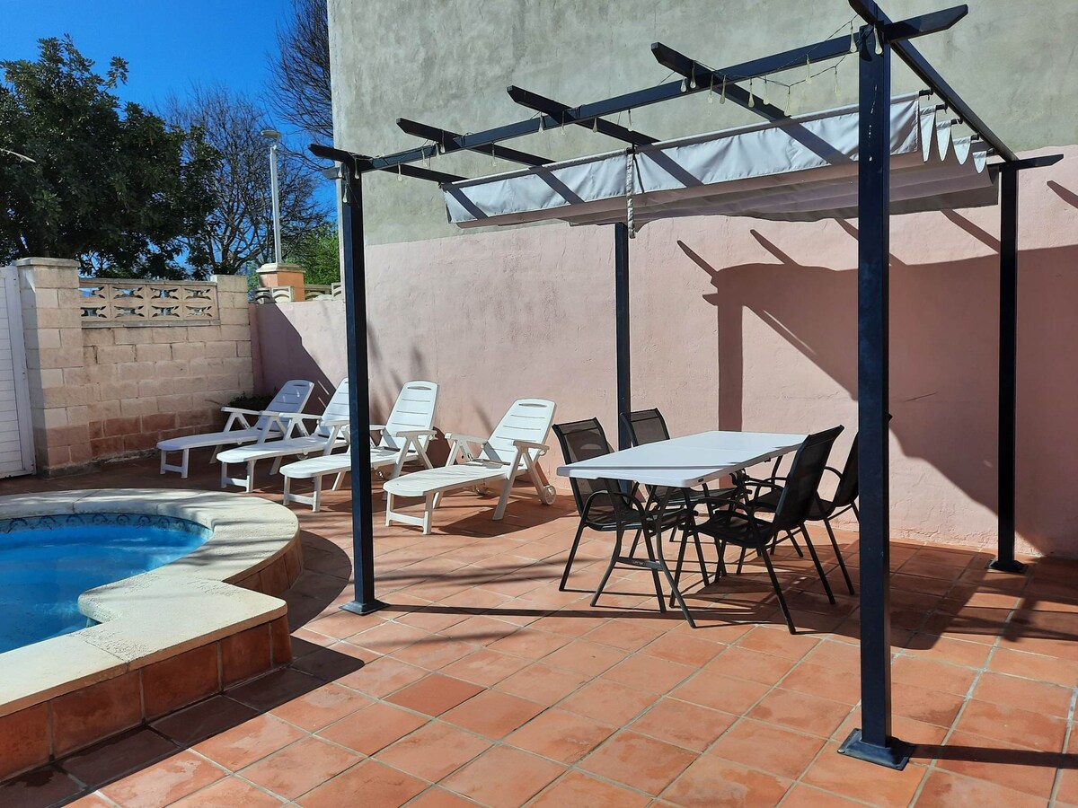 Private villa with heated pool close to the beach.