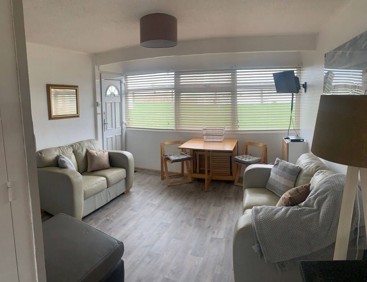 Stylish  2 bedroom dog friendly holiday chalet