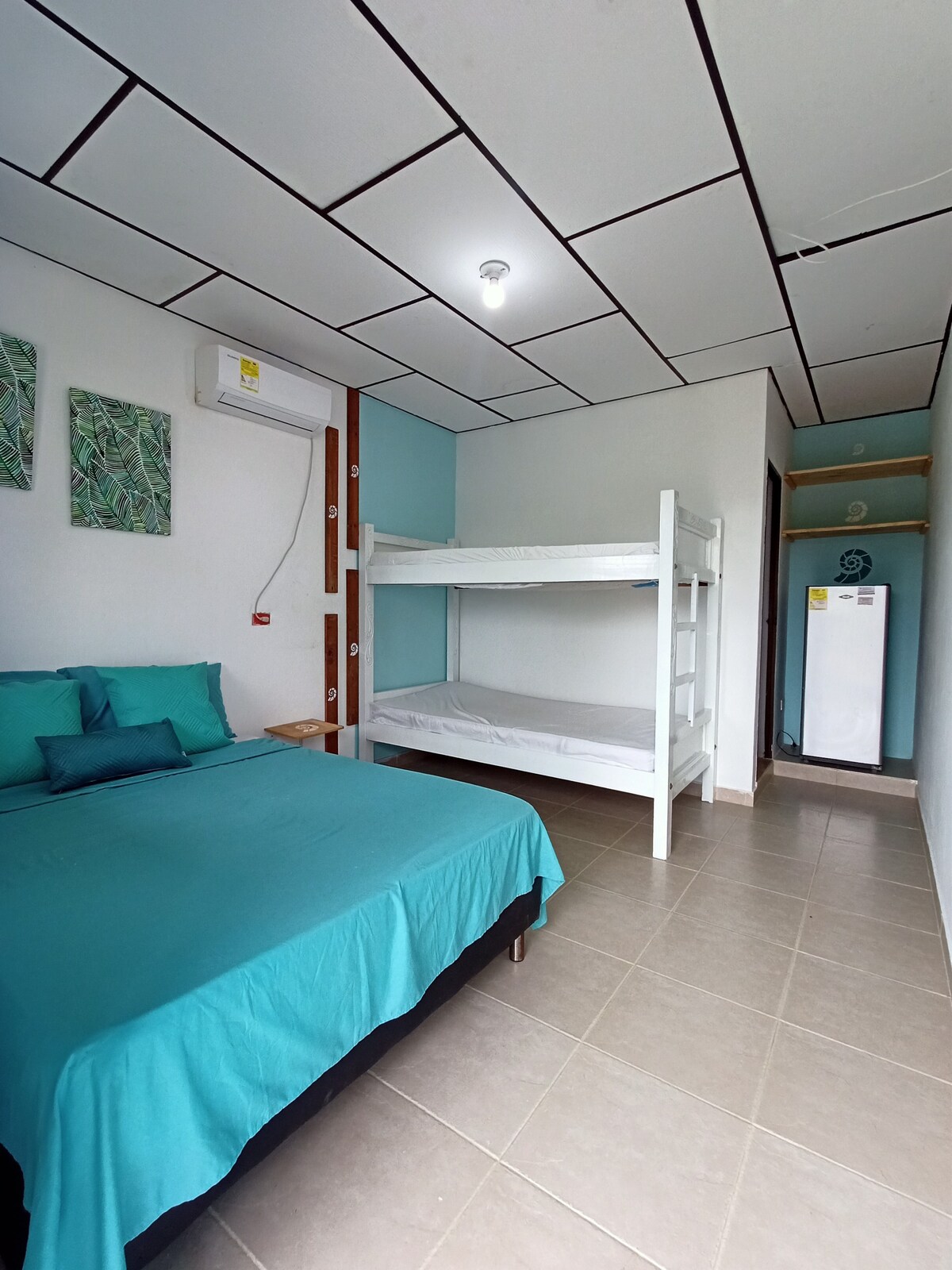Acogedora habitación en hotel frente al mar
