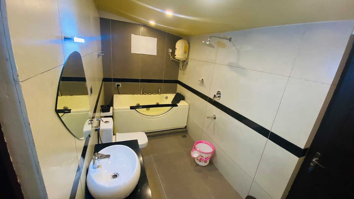 Lotus 301 -带浴缸的高档蜜月套房