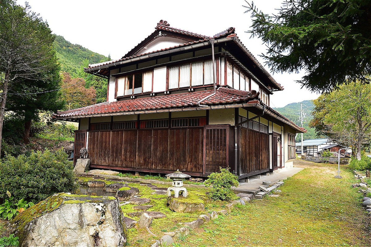 錦鯉が泳いでる池・苔庭・囲炉裏のある古き良き日本の古民家(和2)