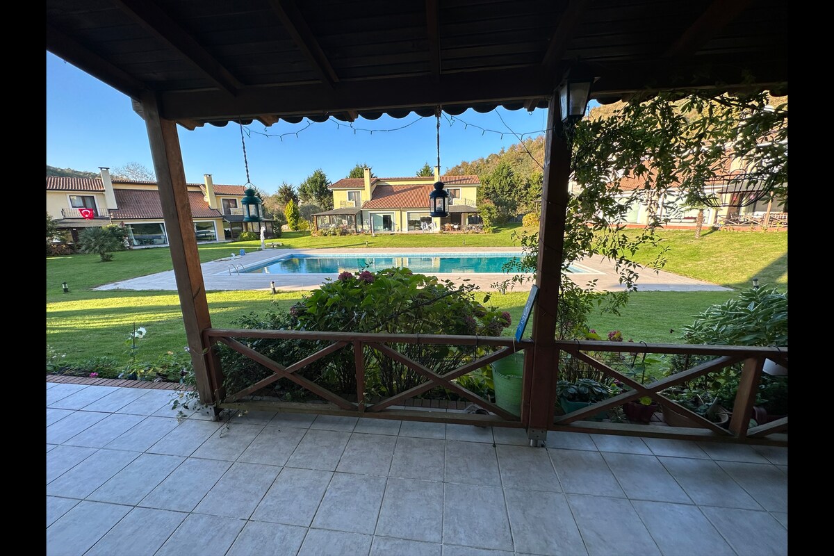 Havuzlu güvenlikli site içerisinde  villa