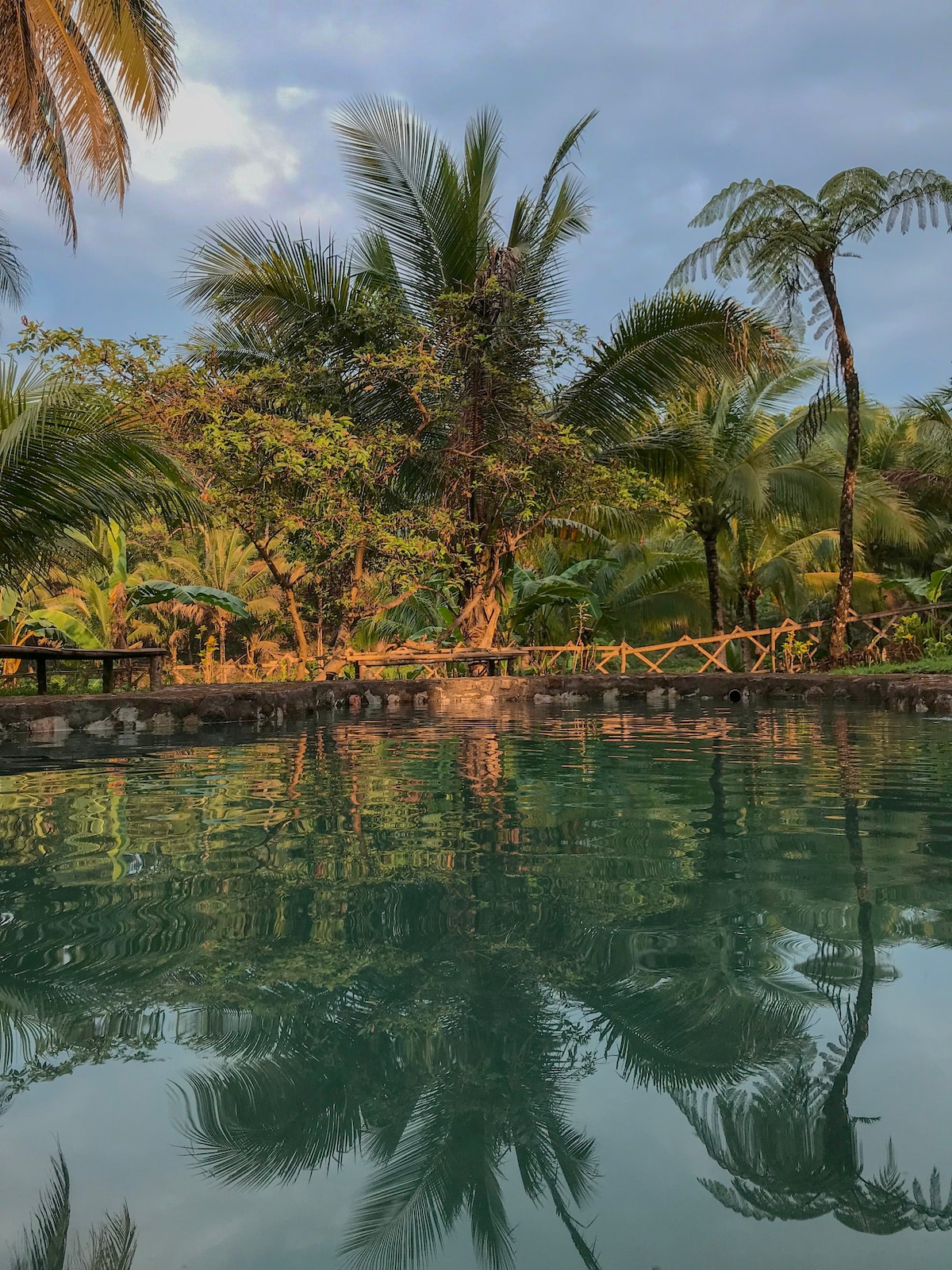 # CampVilla ：带自然泳池的巨大私人别墅