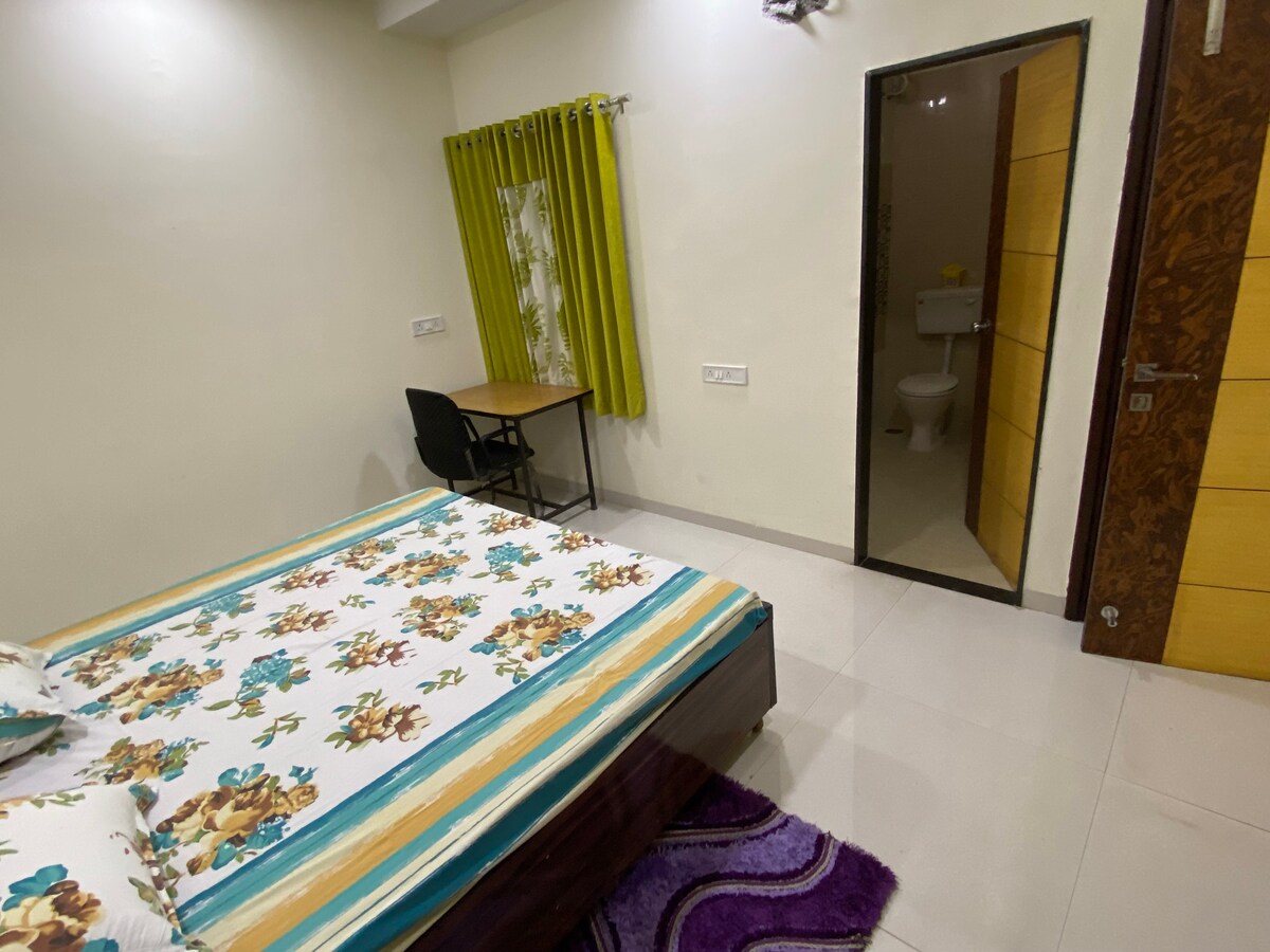 Comfy private room in Oasis Palm Villa