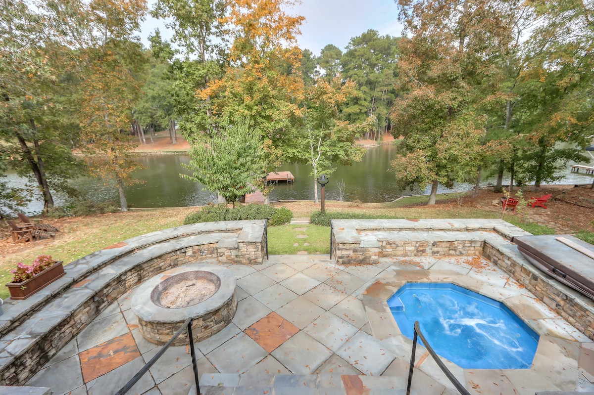 Large Cozy Cottage at the Lake with Hot Tub