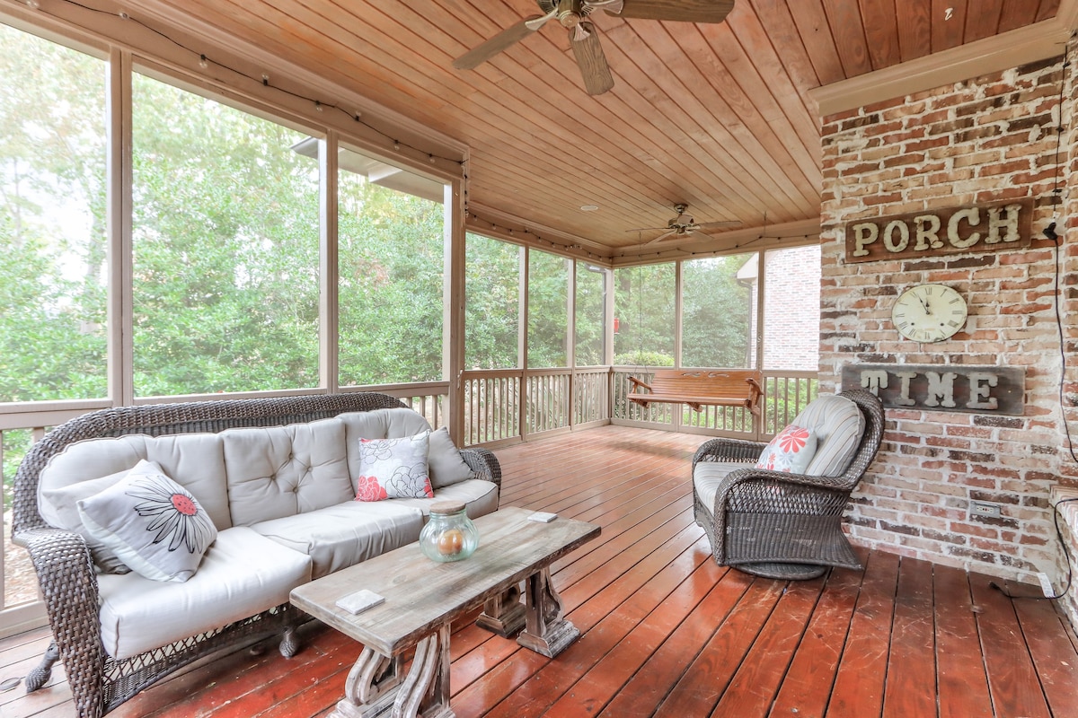 Large Cozy Cottage at the Lake with Hot Tub