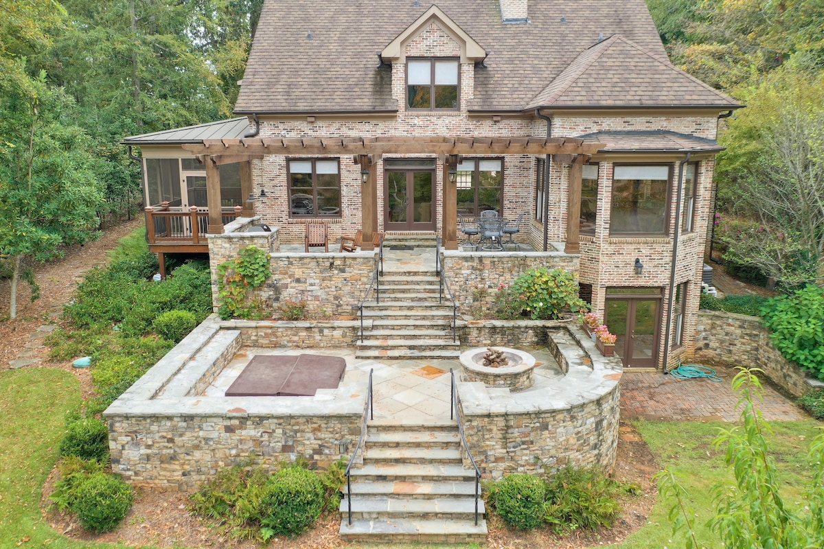 Large Cozy Cottage at the Lake with Hot Tub