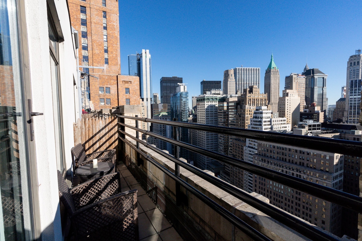 复式顶层公寓，带标志性的纽约景观和阳台