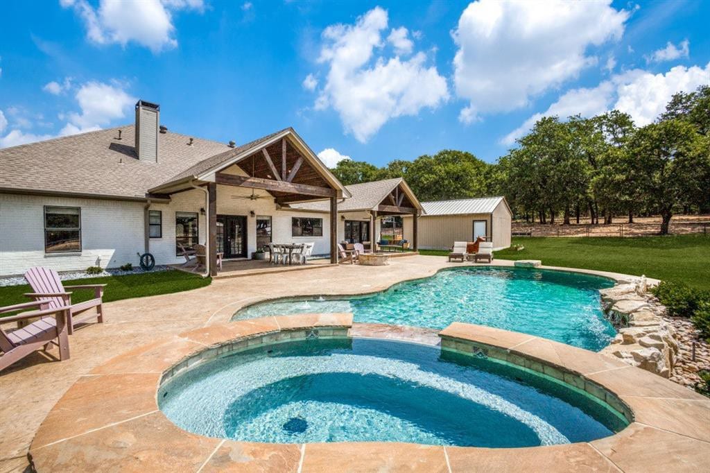 现代奥布里德克萨斯州农舍，带泳池和温泉水疗