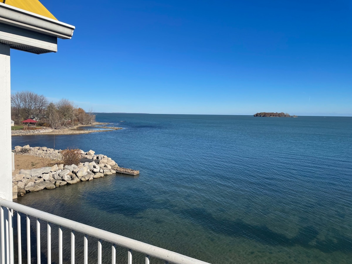 LakeErie Waterfront Condo(7 days or more 25% disc)
